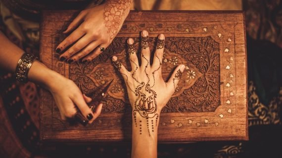Apply Mehendi On Hands